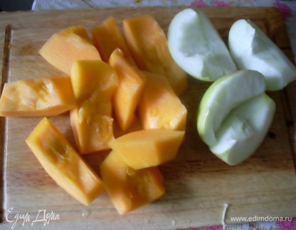 Тыкву почистить от кожуры и семян, порезать сегментами. Яблоко порезать на четвертинки и очистить от семян (кожуру я оставляю).