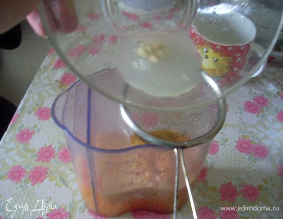 Сделать на соковыжималке сок из овощей и фруктов, добавить 1 столовую ложку лимонного сока.