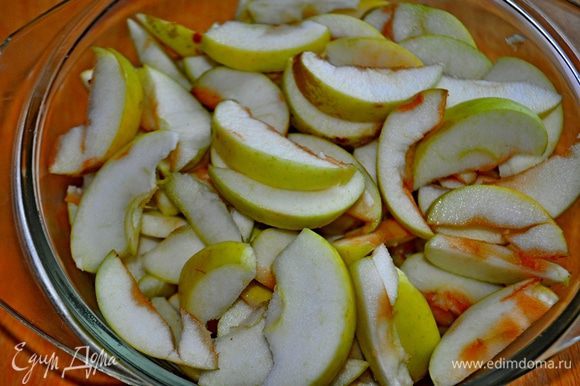 Тем временем яблоки вымыть, вытереть насухо, удалить сердцевину. Нарезать яблоки тонкими ломтиками.