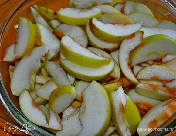 Тем временем яблоки вымыть, вытереть насухо, удалить сердцевину. Нарезать яблоки тонкими ломтиками.
