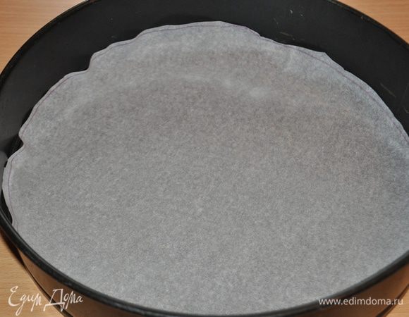 Форму для выпечки застелить пергаментной бумагой.