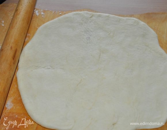 Тесто разелить на две части, первую раскатать