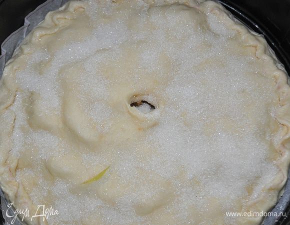 накрыть второй половиной раскатанного теста, защепить края, посредине сделать дырочку. 

 
