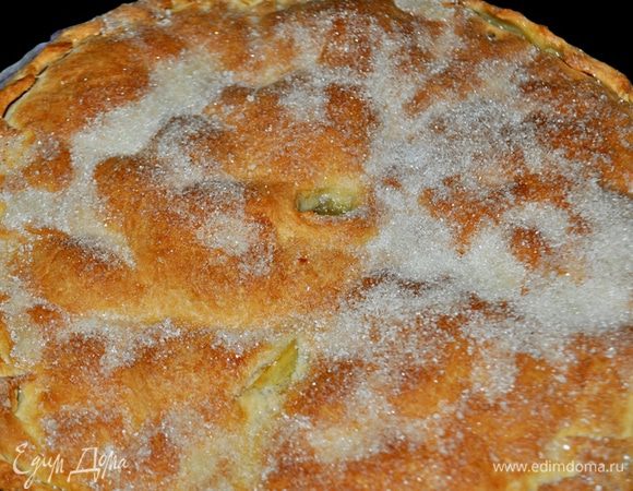 Пирог посыпать сахаром и поставить в духовку при С 180-200 С на 30 минут (пирог проверить деревянной шпажкой, он должен подрумяниться и немного увеличиться в объёме)