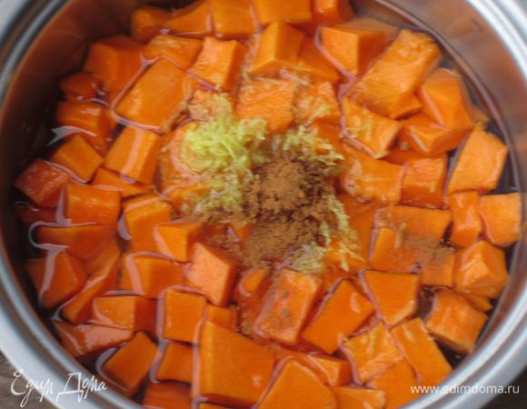 Поставьте кастрюлю на слабый огонь, добавьте лимонный сок, цедру, мускатный орех, корицу и варите около часа.