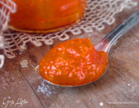 Вариант 2: джем закатайте в стерилизованные банки, поставьте их в кастрюлю с холодной водой (вода должна полностью закрывать банки), доведите до кипения и варите 20–25 минут. Затем банки остудите и храните в прохладном, тёмном и сухом месте. Приятного аппетита!