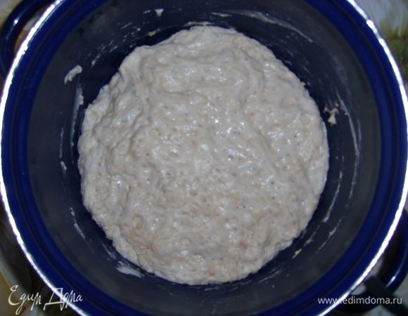 Замесить дрожжевое тесто.