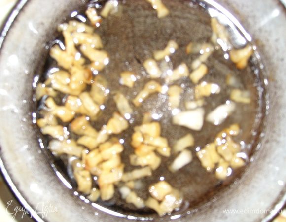 Сало нарезать кубиком, вытопить на сковороде и получить шкварки.