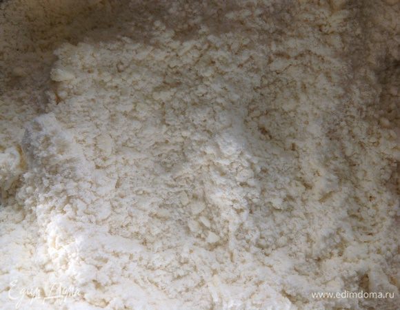 В муку добавить соль, сливочное масло и растереть в крошку.
