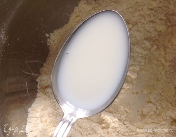 Постепенно добавлять молоко, замесить тесто. Дать тесту отдохнуть.
