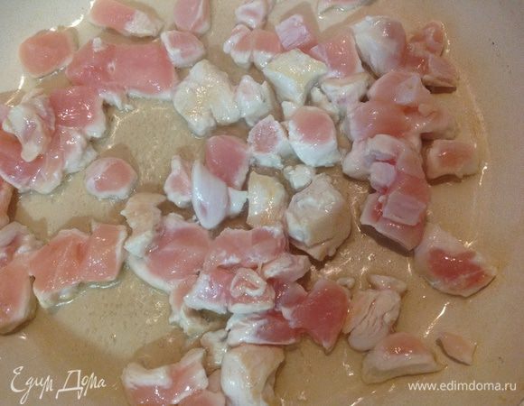 Для начинки:филе курицы вымыть просушить, нарезать кубиками. И обжарить на оливковом масле 2-3 минуты.