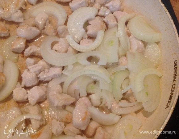 Добавить нарезаный полукольцами лук...
