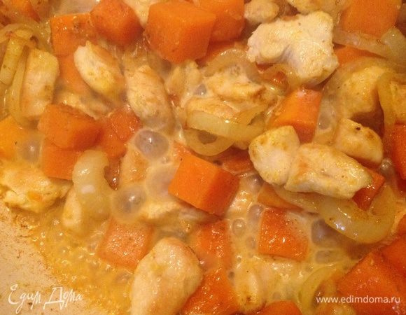 Добавить сливки, карри и посолить. И это все протомить минут 5.
