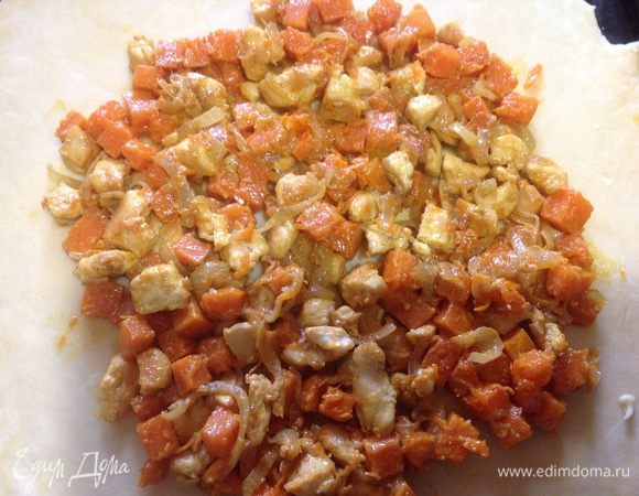 Тесто раскатать, выложить на нее тыквенно-куриную начинку...
