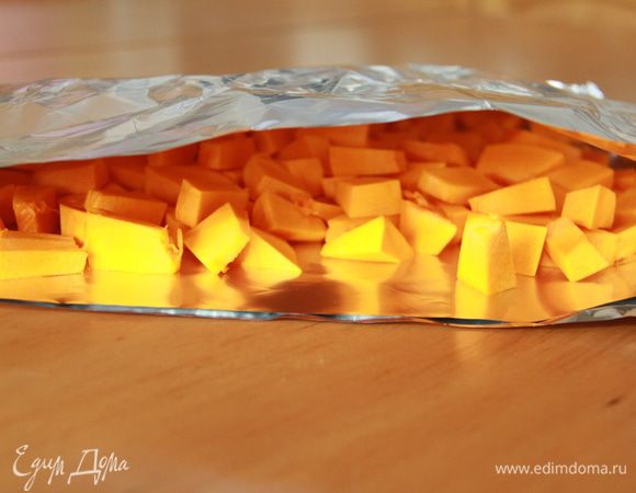 Тыкву нарезать небольшими кусочками, выложить на 2 слоя фольги, закрыть. Духовку нагреть до 200*С.