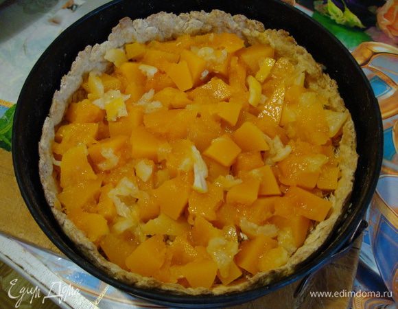 Испечь корж. Для этого приготовить тесто, традиционным для этого метода способом: смешать ингредиенты, перетереть их в крошку. Выложить 2/3 нашего теста в форму, распределить на дно и борта, утрамбовать лодошкой, выложить сверху фольгу, высыпать 1 кг чечевицы или гороха, выпекать в духовом шкафу при t180 С 13-17 минут. Вынуть корж, охладить.