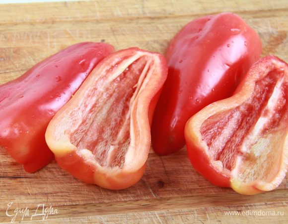 Перцы очистить от семян и перегородок.