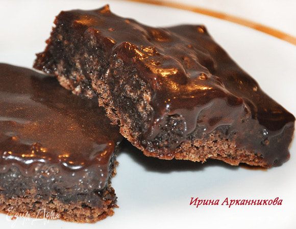 В кастрюле растопить слив. масло, снять с огня, добавить сахар и тщательно перемешать. Добавить ванилин,  яйца, муку, какао, соль и разрыхлитель. 