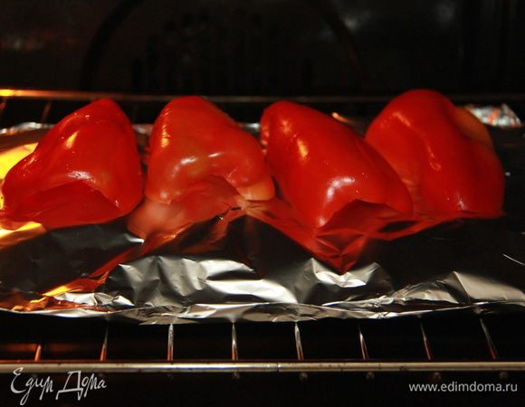 Перцы положить сверху на завёрнутую в фольгу тыкву. Запекать при 200*С примерно 20-25 минут. Запечённые перцы горячими положить в полиэтиленовый пакет, дождаться остывания, очистить от кожицы.
