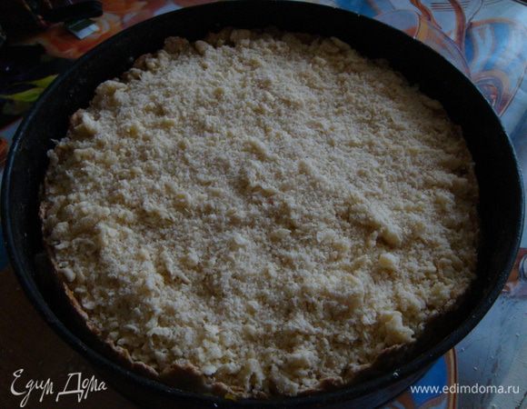 Сверху присыпать шоколадом, изюмом или орехами, посыпать оставшейся крошкой. Выпекать ещё 20 минут, до готовности(дружбы и соединения всех ингредиентов). Подавать охлажденным.