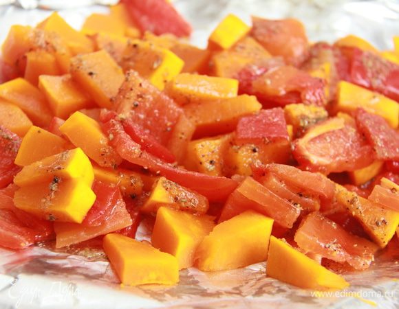 Перец, запечённый и освобождённый от кожицы, порезать кусочками, размером с тыквенные ломтики. Соединить тыкву и перец, посыпать смесью размолотых специй, сбрызнуть столовой ложкой оливкового масла, запекать ещё 5-7 минут.