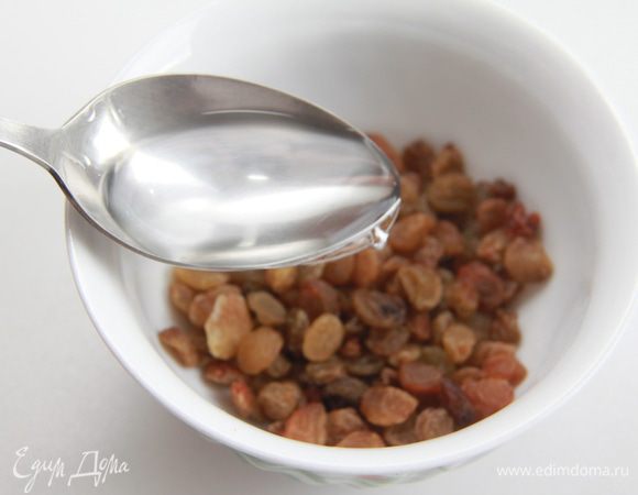 Изюм замочить в роме на час.