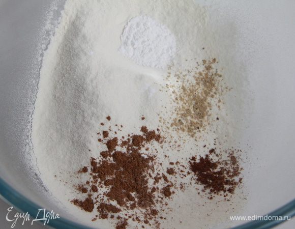 Муку просеять, добавить специи и разрыхлитель.