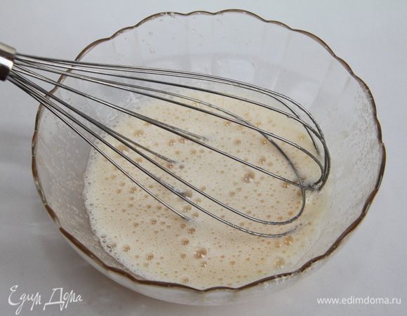 Яйца соединить с сахаром, взбить венчиком.