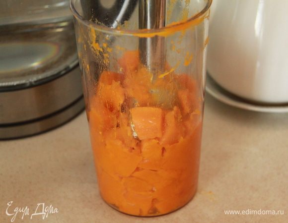 Тыкву нарезать на кусочки, запечь при температуре 200*С в течение 25 минут. Остудить, пюрировать.