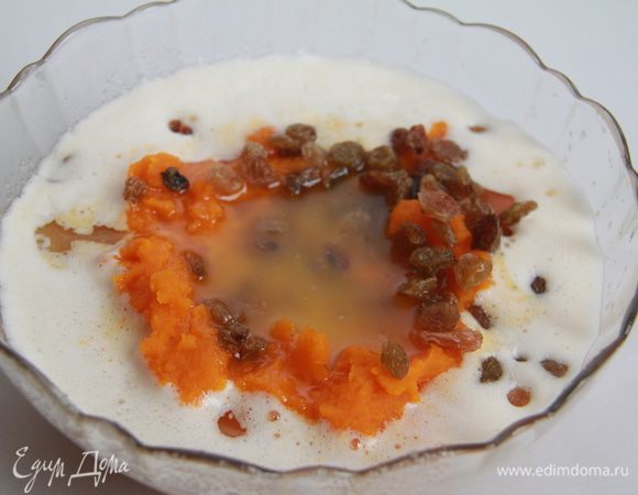 Соединить яичную смесь с тыквенным пюре, изюмом и маслом. Тщательно размешать.