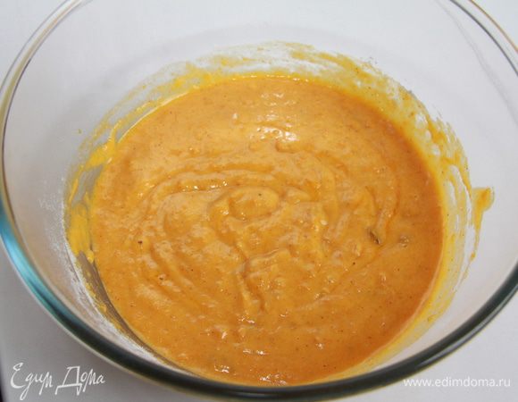 Соединить муку с тыквенной смесью, хорошо перемешать. Получится такое рыжее тесто.
