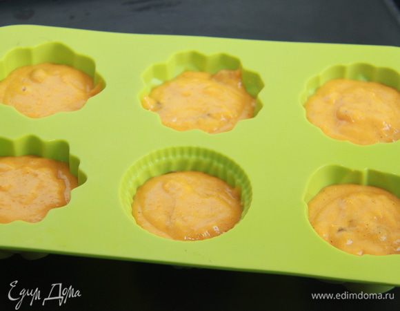 Заполнить формочки для кексов тестом.