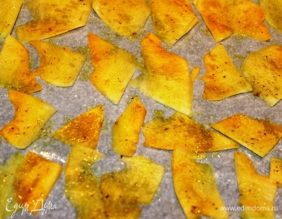 Тыкву очистить, нарезать на тонкие слайсы…смазать с двух сторон заправкой при помощи кисточки и разложить на противень, устеленный бумагой для выпечки…присыпать сахаром. Запекать при температуре 180-200 градусов – 5 минут.