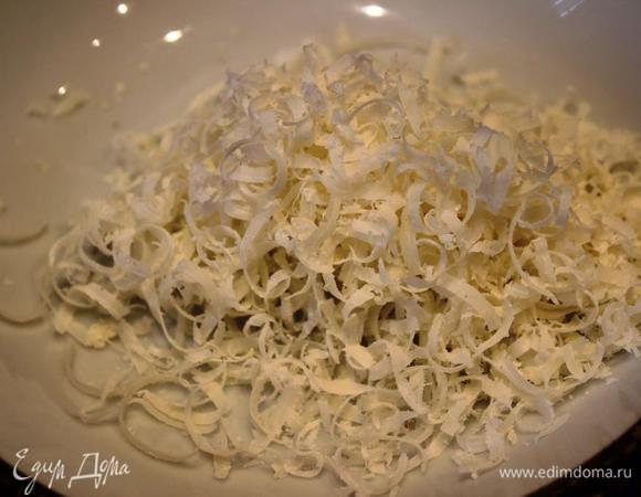 Сыр Пармезан (обязательно высокой выдержки) натереть.