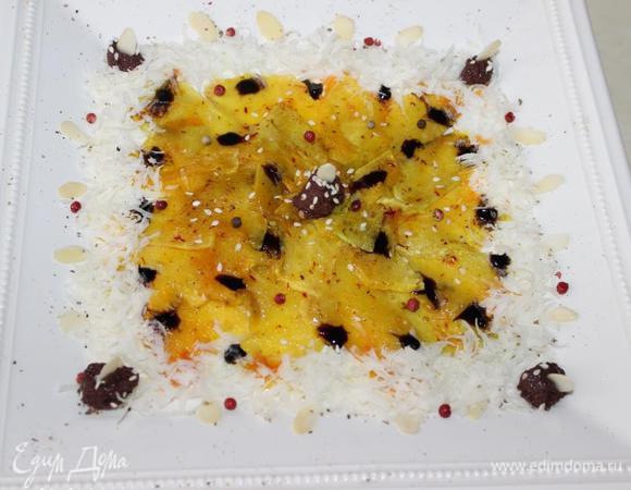 Для подачи разложить ломтики тыквы веером в центр сервировочной тарелки, по краям распределить сыр и пасту из оливок, сбрызнуть бальзамическим кремом и настоявшимся кунжутным маслом, посолить и украсить орехами и кунжутом. Блюдо готово! Счастья и любви ВАМ!!!