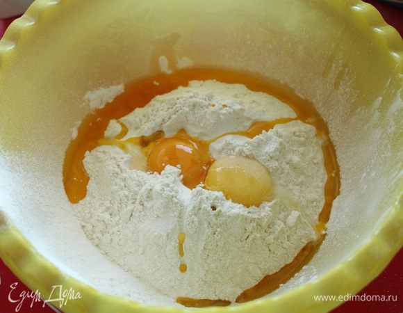 Просеять муку, добавить желтки, соль.растительное масло.