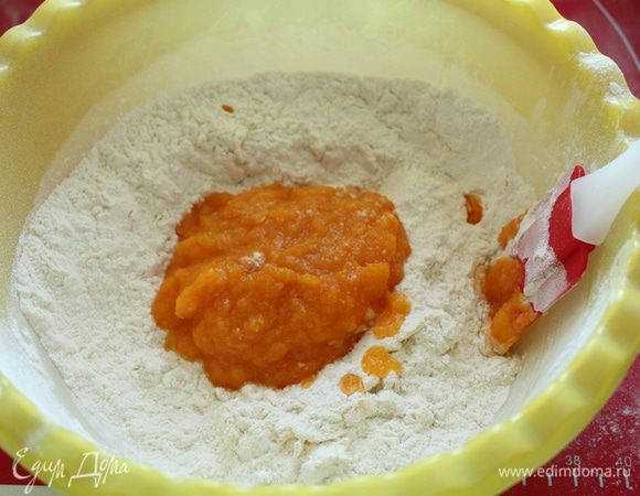 Тыкву разрезать на кусочки. запечь в микроволновке, пюрировать, добавить к муке.