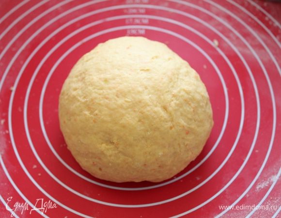 Замесить тесто как на пельмени, оставить на отдых. В это время приготовить фарш.