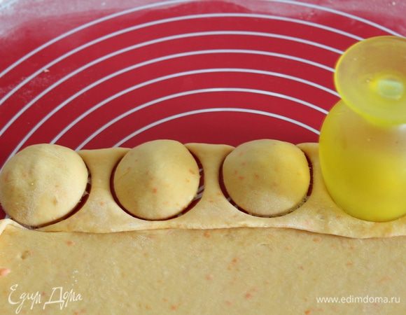 Загнуть край  теста и вырезать маленькой рюмочкой пельмешки.