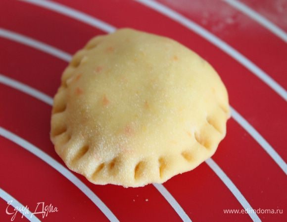 Вилкой закрепите край.