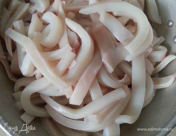 Подготавливаем кальмары...