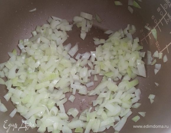 В мультиварке на программе "Жарка" обжариваем лук 4-5 минут.