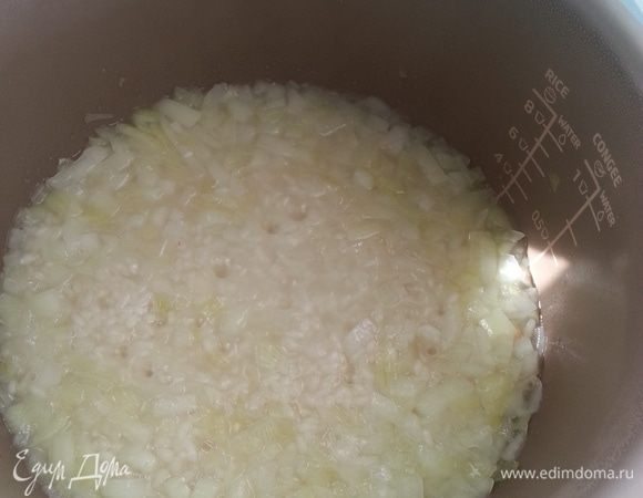 Добавляем промытый рис и обжариваем 4 -5 минут, заливаем водой. (До начала готовки я высчитала, сколько воды необходимо налить для программы "Рис"). Включаем программу "Рис".