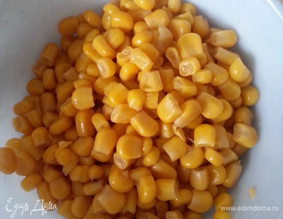 Сливаем жидкость с кукурузы...