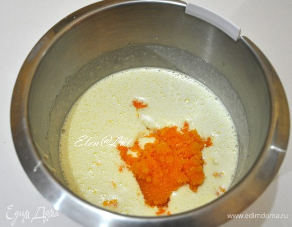 Яйца взбить с сахаром в тягучий крем. Добавить тертую тыкву.

