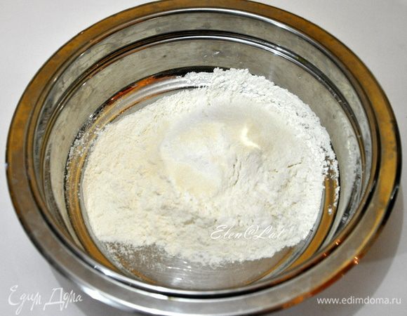 Муку смешать с содой, специями и разрыхлителем. Добавить к яйцам.
Все хорошо перемешать, до однородности.
