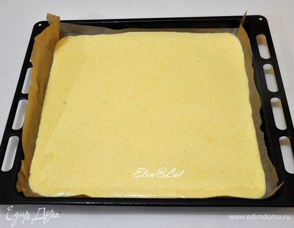 Тесто вылить на противень, застеленный пергаментом. Выпекать в предварительно разогретой до 180С духовке минут 20-25. Готовности бисквита проверить деревянной шпажкой.