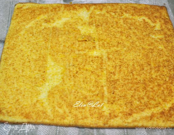 Аккуратно бумагу отделить от бисквита. 