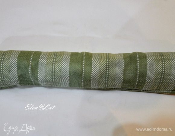 Завернуть бисквит вместе с полотенцем в рулет и оставить в таком виде на несколько часов. 
