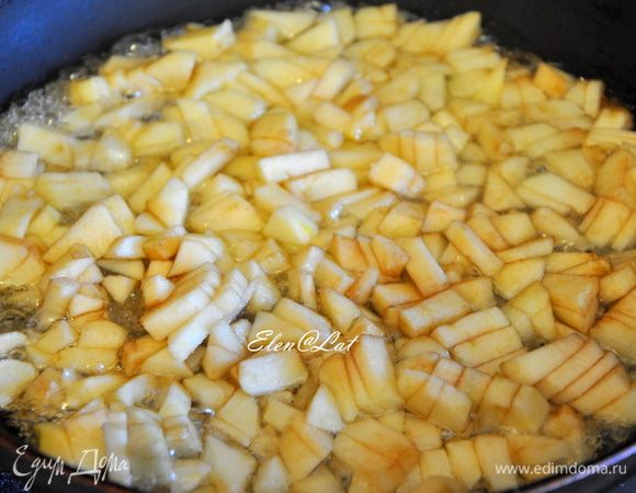 Поджаривать пока с краев не станет образовываться темная карамель, и яблочки будут поджариваться. Это займет примерно 10-15 минут времени.